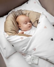 Péřová zavinovačka Maxi 100×100 cm Něžná Srdíčka – hnědá pro miminka